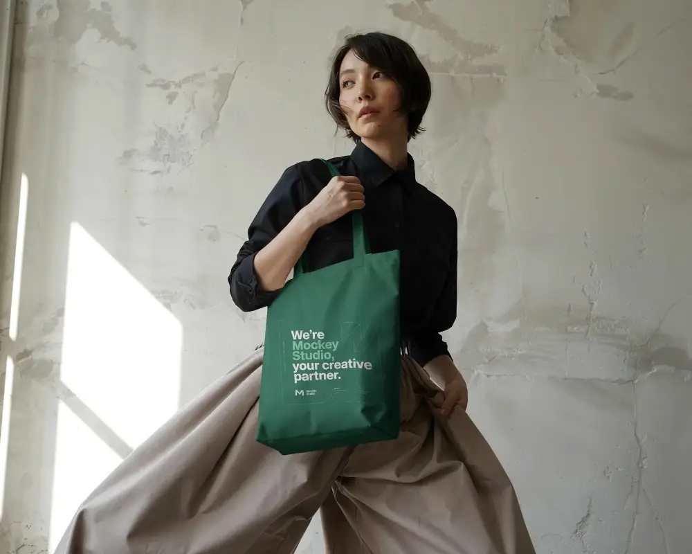 Minimalist Casual Tote Bag Mockup For Stylish Urban Outfits And Everyday Fashion Use