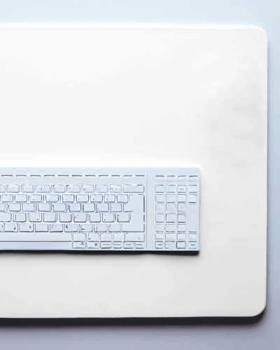 trimmed-gaming-pad-below-a-keyboard