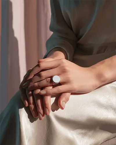 elegant-simple-round-ring-on-feminine-hand-model-fashion-jewelry-accessory-in-natural-light