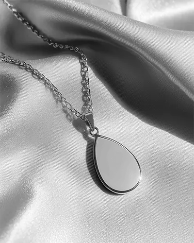 high-quality-closeup-chain-necklace-with-sleek-tear-drop-pendant-mockup-for-branding