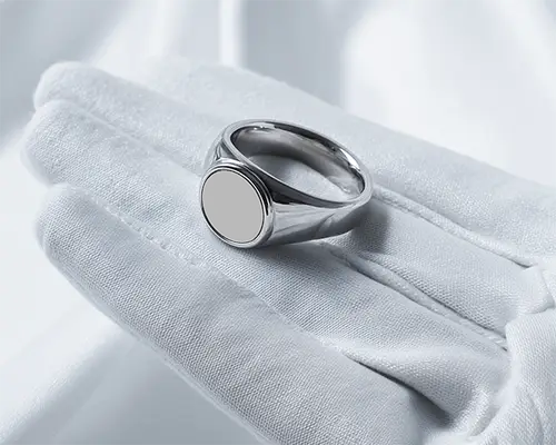 modern-minimalist-signet-ring-mockup--for-customized-engraving-and-personalized-style-statement