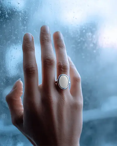 polished-oval-ring-hand-mockup-presentation-for-fashionable-jewelry-showcase