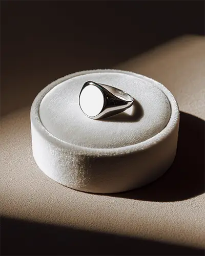 contemporary-signet-ring-mockup-displayed-on-velvet-platform-with-spotlight-for-advertising-use