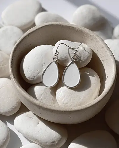 minimalist-earring-mockup-in-natural-stone-bowl-for-creative-jewelry-promotion