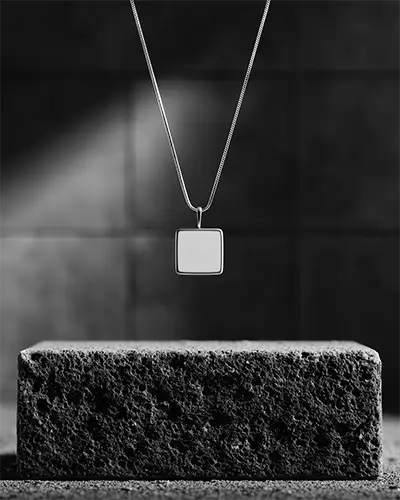 square-pendant-necklace-with-delicate-chain-for-modern-elegant-accessories-showcase