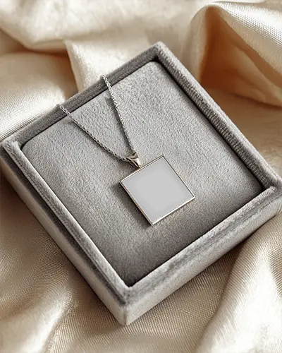 premium-square-necklace-mockup-design-mockup-with-chain-in-velvet-gift-box-for-brand-showcase