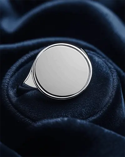 silver-round-ring-mockup-on-navy-velvet-surface-with-luxury-closeup-detail-and-dark-elegant-lighting