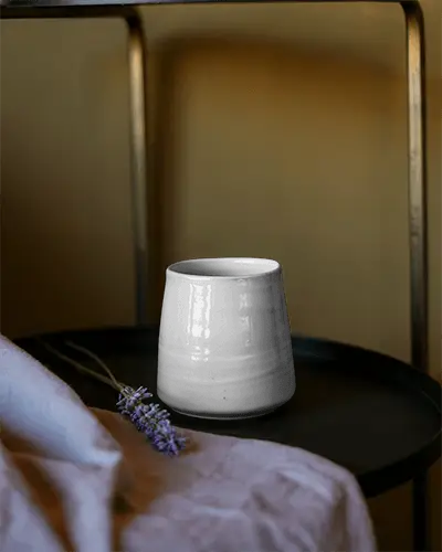 ceramic-coffee-mug-mockup-on-minimalist-black-tray-with-soft-linen-and-flower-decor