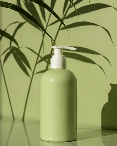 minimalist-plastic-pump-bottle-sticker-mockup-for-natural-body-lotion-or-hand-soap-packaging