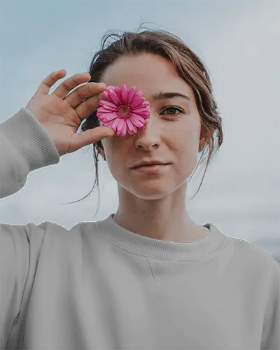 lifestyle-white-sweatshirt-mockup-on-young-woman-holding-pink-flower-over-eye