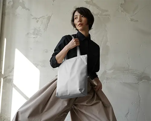 Minimalist Casual Tote Bag Mockup For Stylish Urban Outfits And Everyday Fashion Use